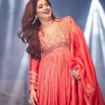 Shreya Ghoshal Instagram – Pagle se dil ne yeh kya kiya 🧡

Outfit: @petticoat_lane_
Jewellery: @azotiique
Stylist: @stylebysaachivj
Team: @styledbynikinagda @sanzimehta777
Photographer- @prasanta_kumar_sur_photography