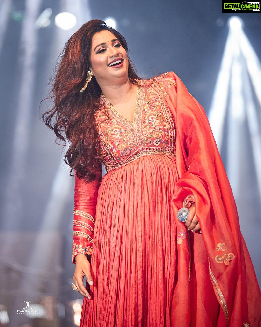 Shreya Ghoshal Instagram - Pagle se dil ne yeh kya kiya 🧡 Outfit: @petticoat_lane_ Jewellery: @azotiique Stylist: @stylebysaachivj Team: @styledbynikinagda @sanzimehta777 Photographer- @prasanta_kumar_sur_photography