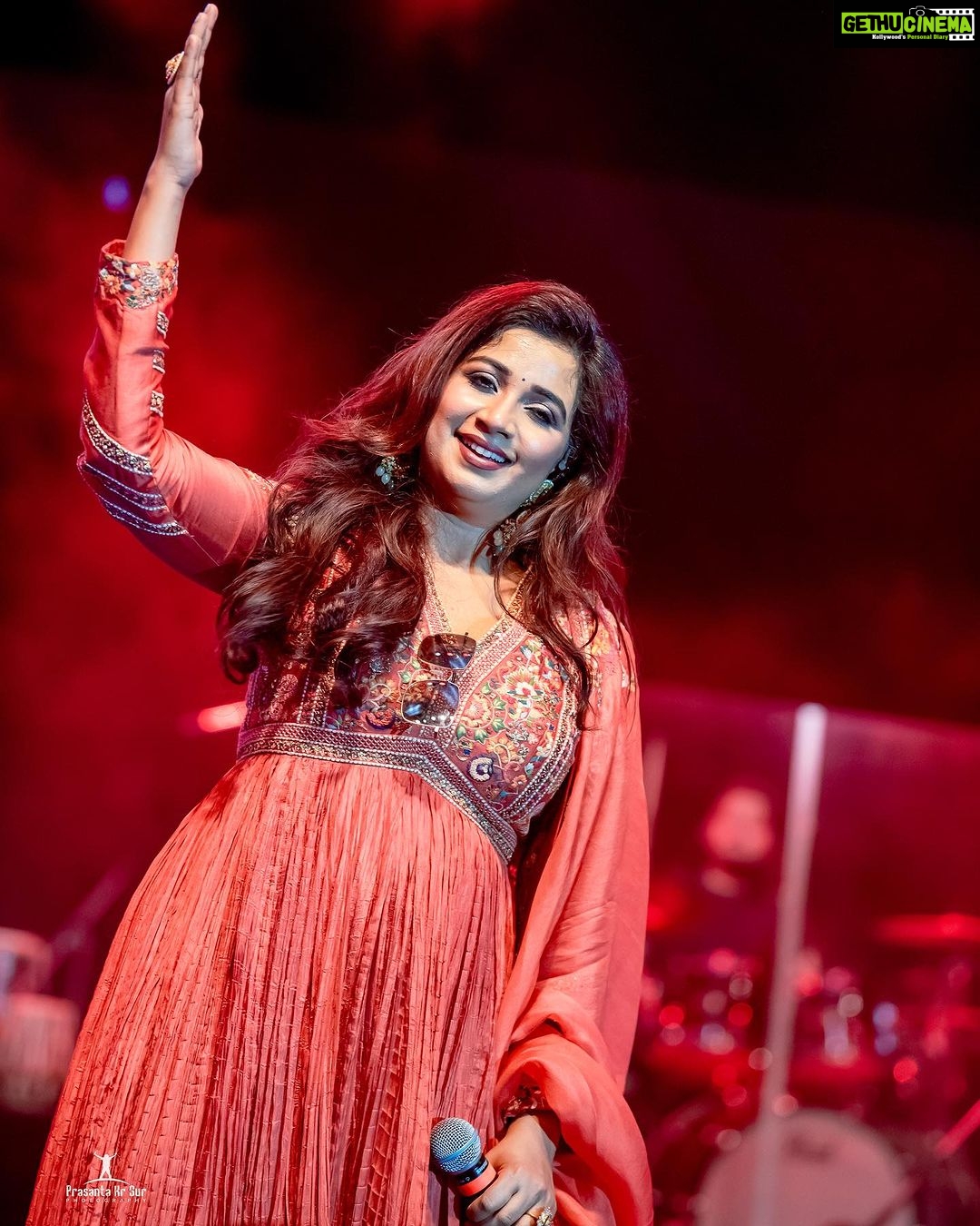 Shreya Ghoshal Instagram - Pagle se dil ne yeh kya kiya 🧡 Outfit: @petticoat_lane_ Jewellery: @azotiique Stylist: @stylebysaachivj Team: @styledbynikinagda @sanzimehta777 Photographer- @prasanta_kumar_sur_photography