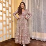 Shreya Ghoshal Instagram – 🪷 चार पल मिले जो आज प्यार में गुज़ार दे🪷

Outfit: @houseofneetalulla @neeta_lulla
Pr: @rainmakerconsults
Jewellery: @mortantra @spiffypublicrelations
Stylist: @stylebysaachivj
Asst.: @styledbynikinagda @sanzimehta777