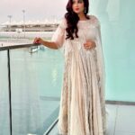 Shreya Ghoshal Instagram – My ivory moment. 🤍

Was a beautiful experience at the @iifa in #AbuDhabi..

Outfit: @eeksha_official @mintandmilkpr
Jewellery: @azotiique 
Potli: @eena.official @tlmconsultancy
Stylist: @stylebysaachivj
Asst.: @styledbynikinagda @nehha_o