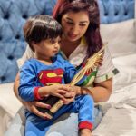 Shreya Ghoshal Instagram – My superman holding the @iifa 😍♥️

Caption this better.. ♥️
