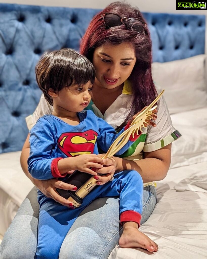 Shreya Ghoshal Instagram - My superman holding the @iifa 😍♥ Caption this better.. ♥