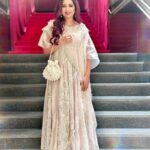 Shreya Ghoshal Instagram – My ivory moment. 🤍

Was a beautiful experience at the @iifa in #AbuDhabi..

Outfit: @eeksha_official @mintandmilkpr
Jewellery: @azotiique 
Potli: @eena.official @tlmconsultancy
Stylist: @stylebysaachivj
Asst.: @styledbynikinagda @nehha_o