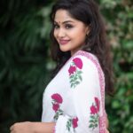 Shritha Sivadas Instagram - 🌺🌸🌺. 📸 @_shutter__bug @yedukrishnan._ MUAH : @jo_makeup_artist Styling: @stylestoriesbypriyanka #onam #floral #instagood #instagram #fashion #saree #sareelove #white #makeupartist #stylist