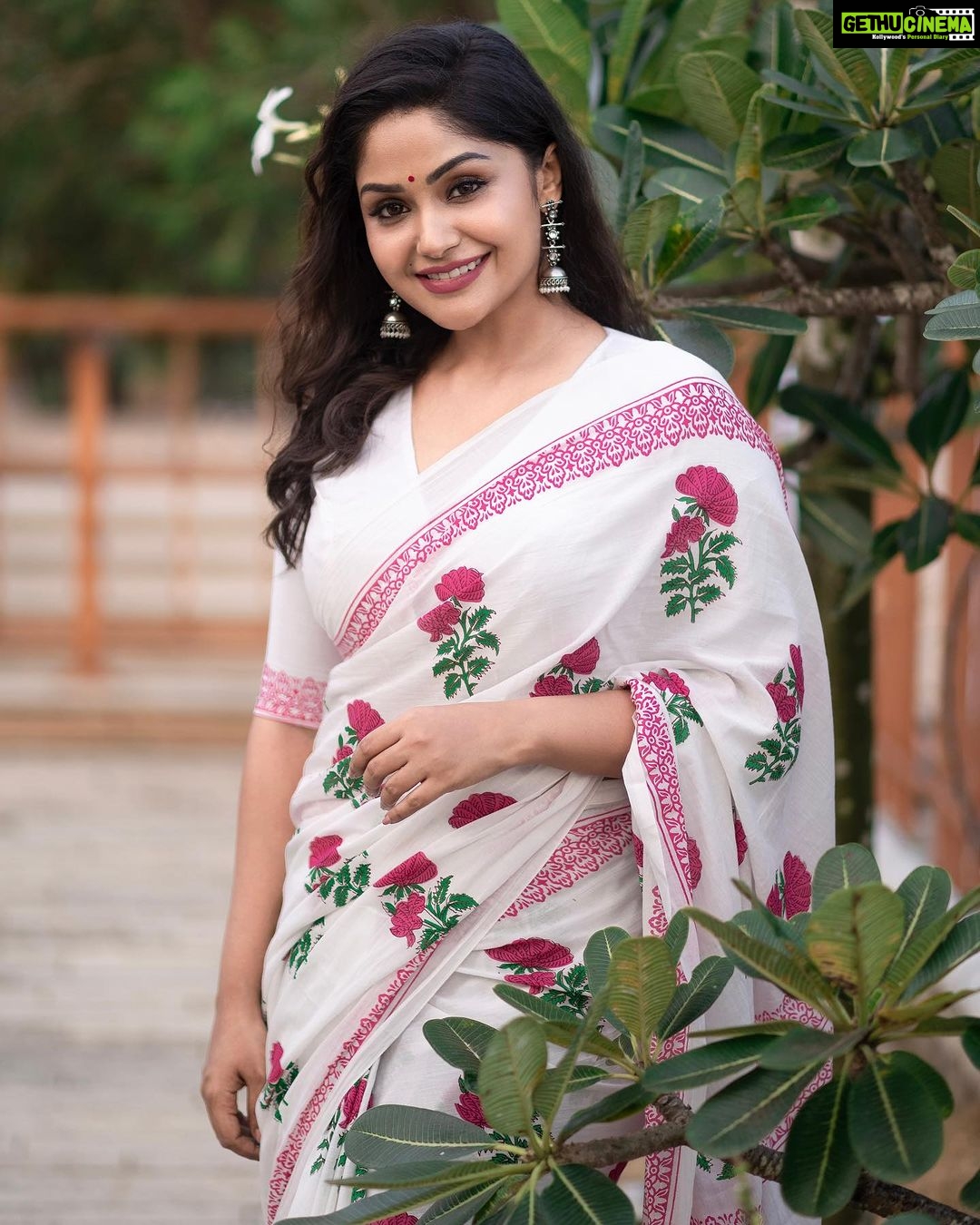 Shritha Sivadas Instagram - ๐บ๐ธ๐บ. ๐ธ @_shutter__bug @yedukrishnan._ MUAH : @jo_makeup_artist Styling: @stylestoriesbypriyanka #onam #floral #instagood #instagram #fashion #saree #sareelove #white #makeupartist #stylist