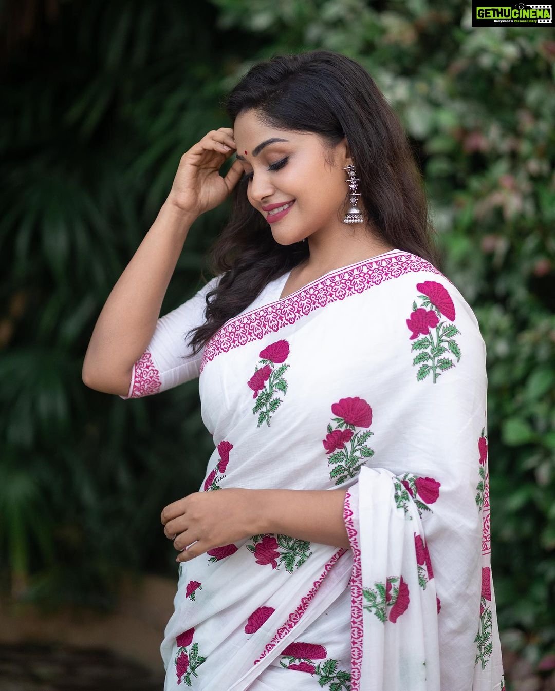 Shritha Sivadas Instagram - ๐บ๐ธ๐บ. ๐ธ @_shutter__bug @yedukrishnan._ MUAH : @jo_makeup_artist Styling: @stylestoriesbypriyanka #onam #floral #instagood #instagram #fashion #saree #sareelove #white #makeupartist #stylist