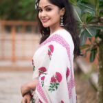 Shritha Sivadas Instagram - 🌺🌸🌺. 📸 @_shutter__bug @yedukrishnan._ MUAH : @jo_makeup_artist Styling: @stylestoriesbypriyanka #onam #floral #instagood #instagram #fashion #saree #sareelove #white #makeupartist #stylist