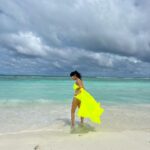 Shriya Pilgaonkar Instagram – Sun, Sand & Showers with my cuties 🏝️🌊🌦️

@coco_resorts X @pickyourtrail 

Photo credit @nittuneyum 

#Maldives #Cocoresorts #SummerAndRain #Neon 
👙 @flirtatious_india Coco Bodu Hithi Water Residences