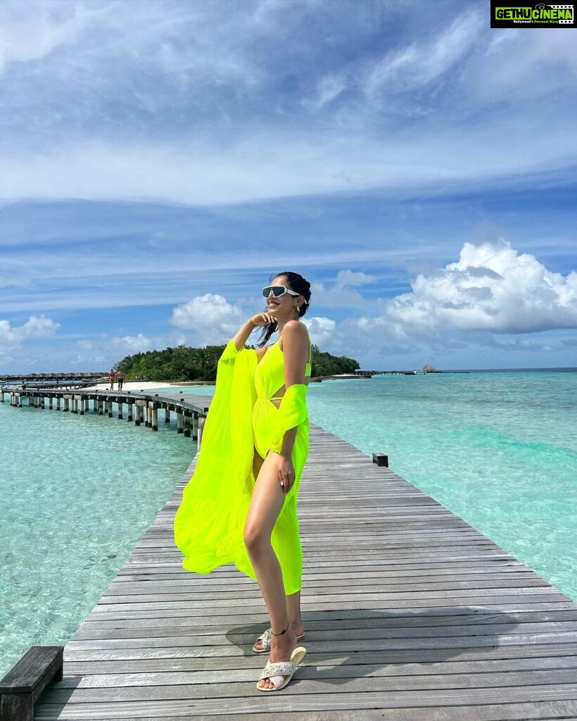 Shriya Pilgaonkar Instagram - Sun, Sand & Showers with my cuties 🏝️🌊🌦️ @coco_resorts X @pickyourtrail Photo credit @nittuneyum #Maldives #Cocoresorts #SummerAndRain #Neon 👙 @flirtatious_india Coco Bodu Hithi Water Residences