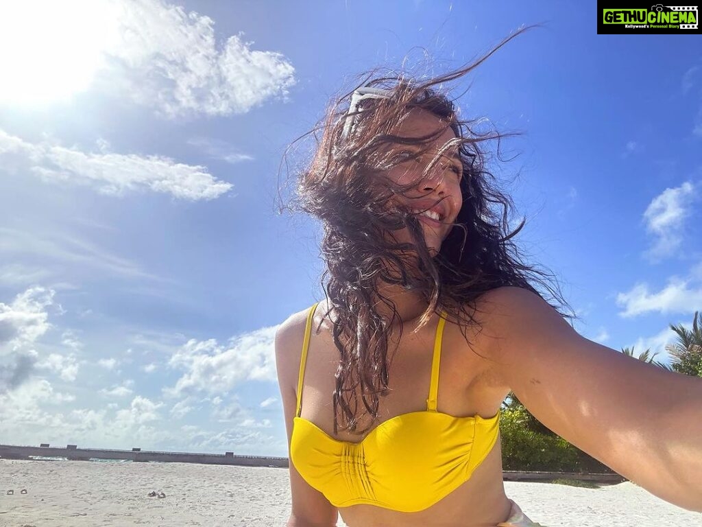 Shriya Pilgaonkar Instagram - Sea + Salt + Sun + Shine #BeachWaves 🌊 ☀️ @coco_resorts X @pickyourtrail #TravelGram #Traveldiaries #Neon #IslandLife #Barbiecore #Pink #Maldives Coco Bodu Hithi Water Residences