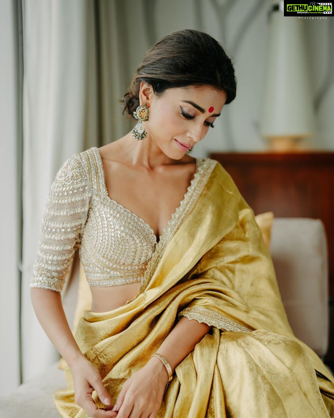 Shriya Saran Instagram - Shot by @deepak_vijay_photography Saree @vrk_heritage Blouse @sithara_kudige For @vrk_heritage store launch in Banglore