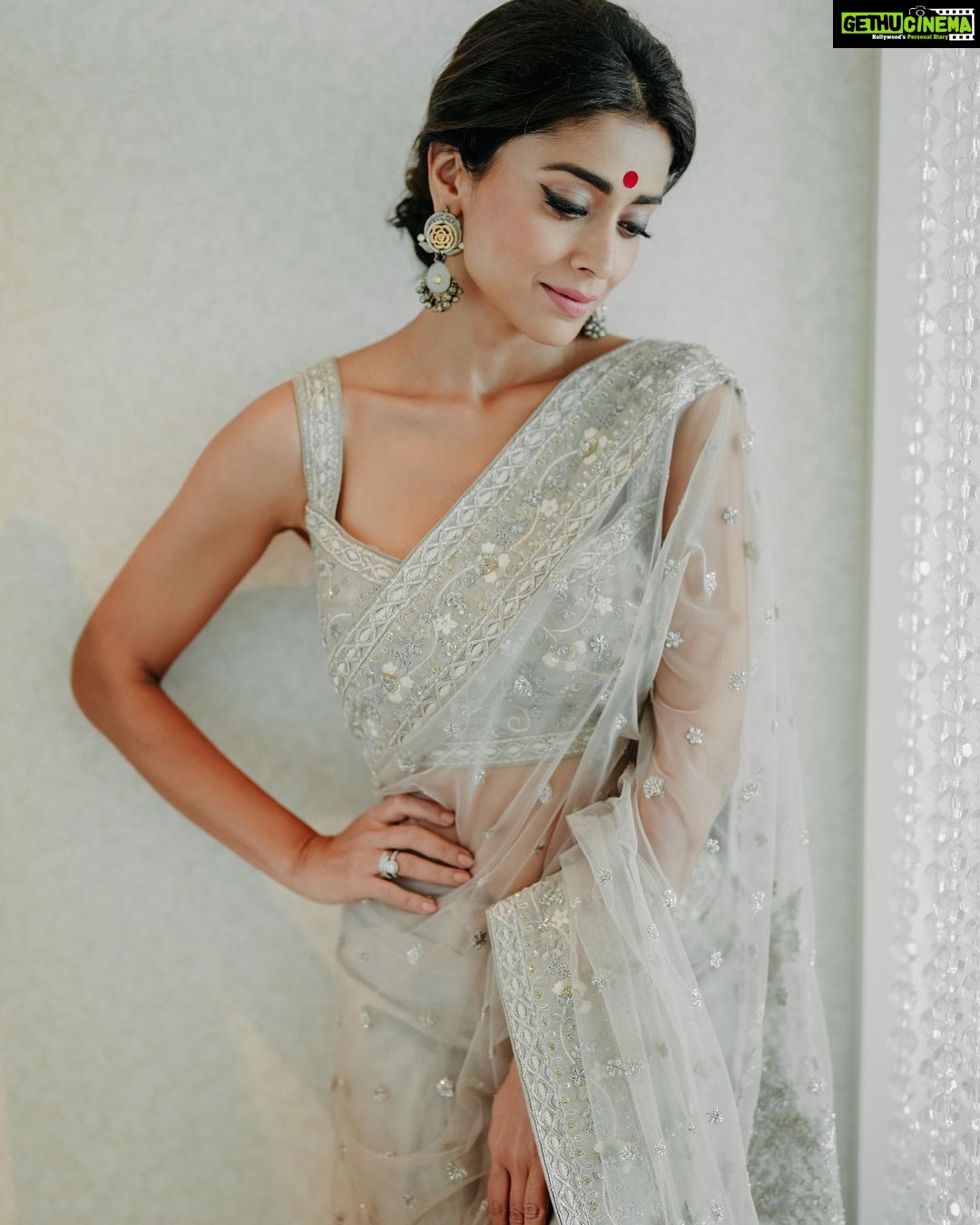 Shriya Saran Instagram - Love simplicity of this gorgeous saree . Shot by @deepak_vijay_photography Make up @makeupbymahendra7 For @prideindiaawards Wearing one of my fav @jayantireddylabel