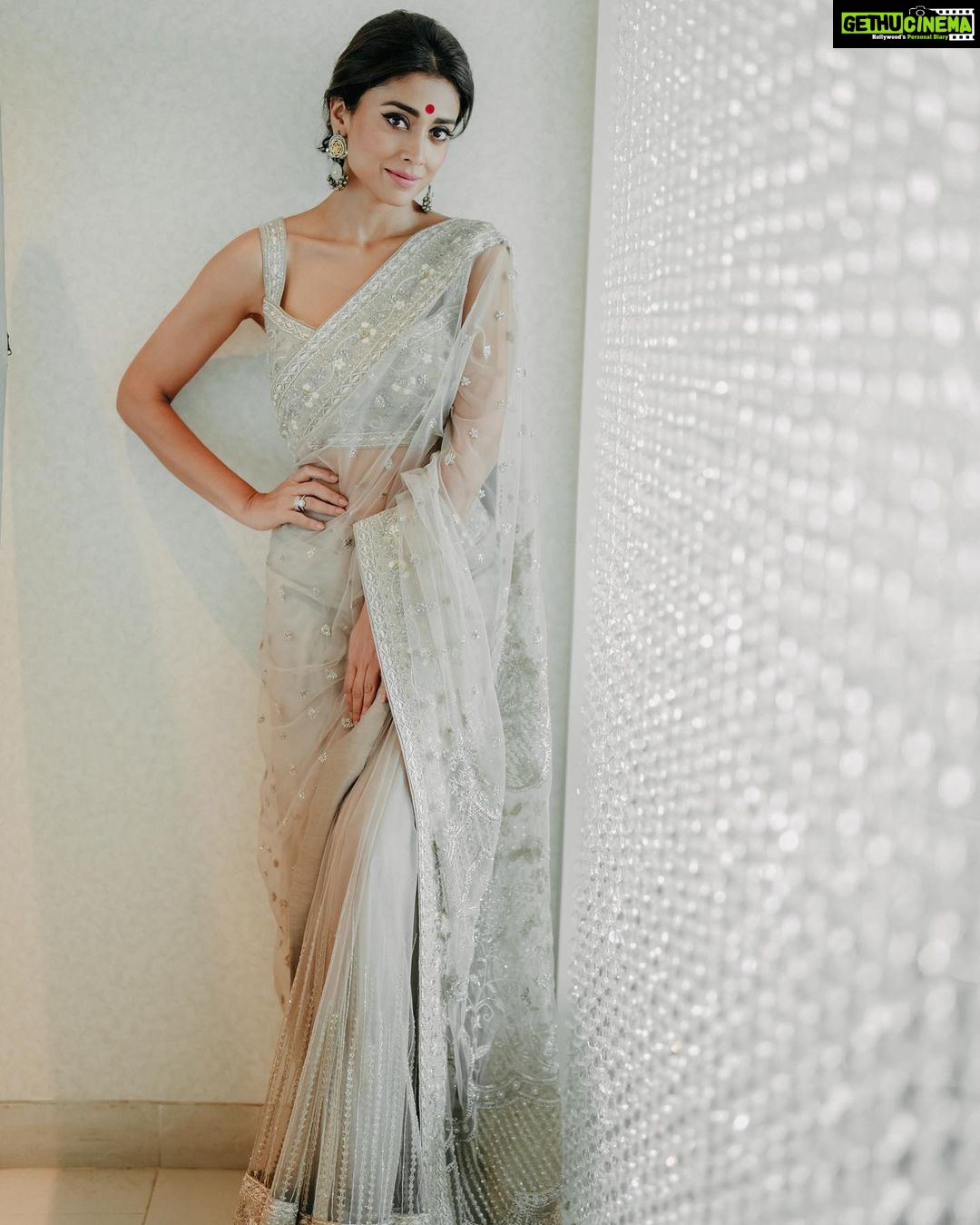 Shriya Saran Instagram - Love simplicity of this gorgeous saree . Shot by @deepak_vijay_photography Make up @makeupbymahendra7 For @prideindiaawards Wearing one of my fav @jayantireddylabel