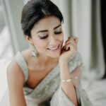 Shriya Saran Instagram – Wearing @jayantireddylabel for @prideindiaawards 
Make up @makeupbymahendra7 
Shot by amazing @deepak_vijay_photography 

Love this stunning saree. Light easy to wear and  very sexy !!!