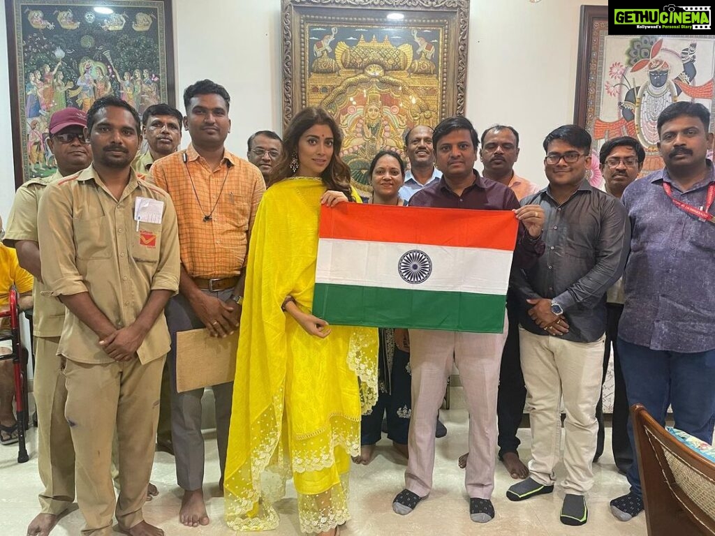 Shriya Saran Instagram - Thank you for honouring me with Out national flag , in Har ghar tiranga initiative by our honourable prime minister Sri @narendramodi ji . It generates a sense of pride for India when you are given the responsibility to have Indian flag in our homes . Grateful , proud and honoured to be a daughter of India .