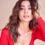 Shriya Saran Instagram - Styled by @sukritigrover Wearing @bblinggbymeghana @minerali_store For @samsoniteindia Shot by @akshay_26 Make up @makeupbymahendra7 Hair @yogitasheth96