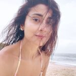 Shriya Saran Instagram - Happiness in my eyes @niraamayawellnessretreats @gtholidays.in No sleep only beach , appam , mango curry , beach , water …. Repeat