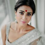 Shriya Saran Instagram - Shot by @deepak_vijay_photography Makeup @makeupbymahendra7 Wearing amazing @jayantireddylabel