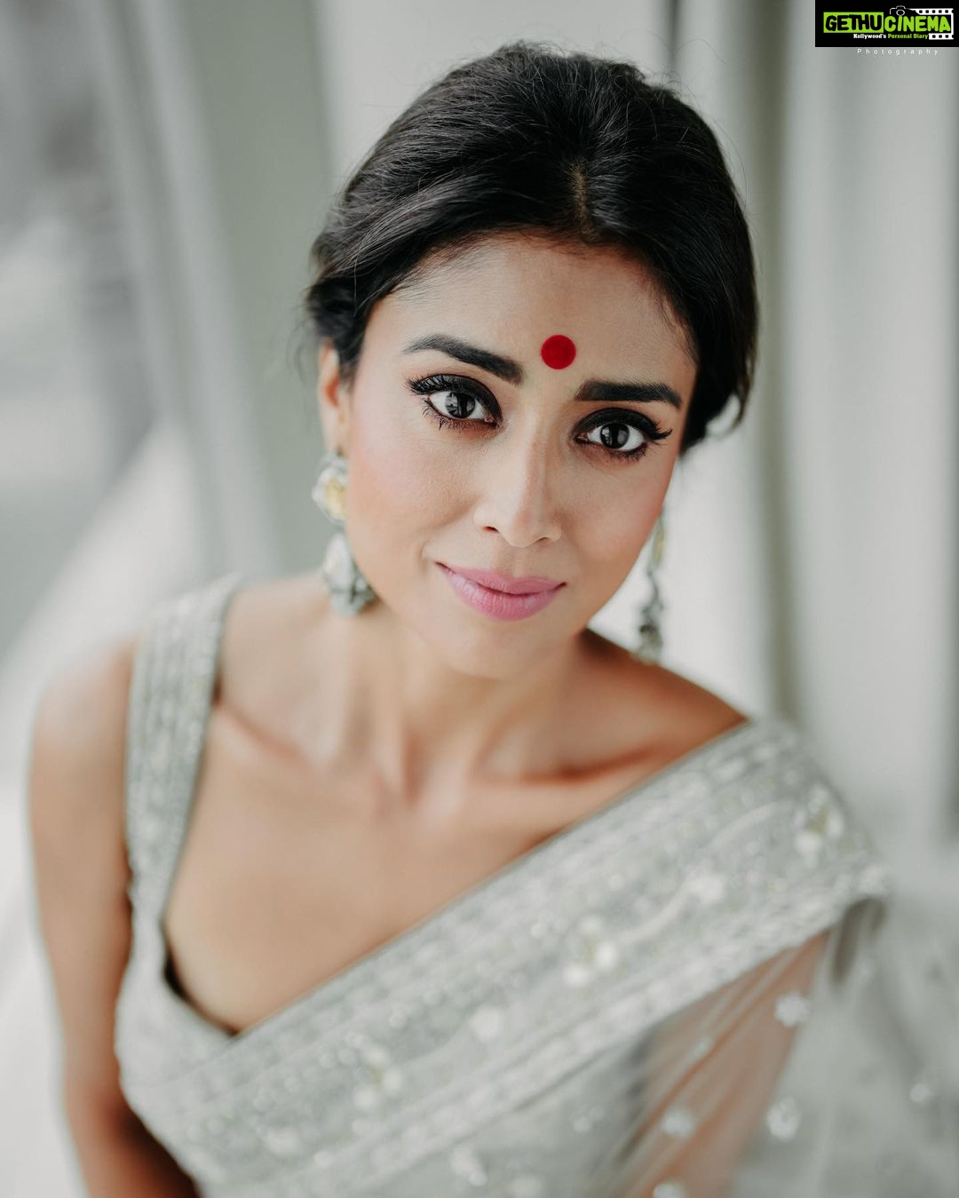 Shriya Saran Instagram - Shot by @deepak_vijay_photography Makeup @makeupbymahendra7 Wearing amazing @jayantireddylabel