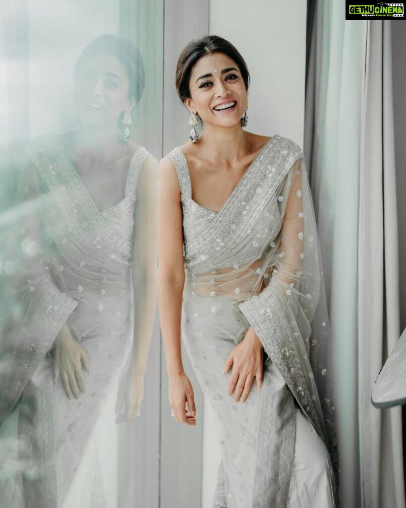 Shriya Saran Instagram - Love simplicity of this gorgeous saree . Shot by @deepak_vijay_photography Make up @makeupbymahendra7 For @prideindiaawards Wearing one of my fav @jayantireddylabel