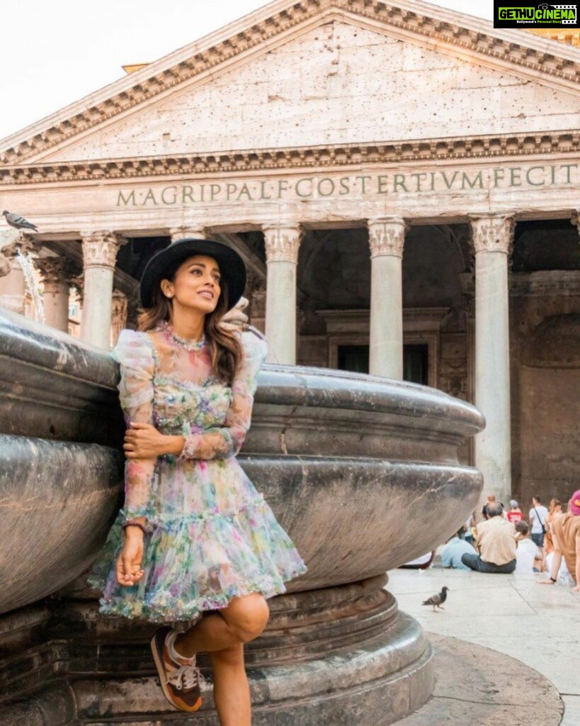 Shriya Saran Instagram - Love rome , time and time again @gtholidays.in Foraging sure every detail was taken care of . From the airport pick up, to hotels ! Eye to detail is amazing . Thank you @gauriandnainika