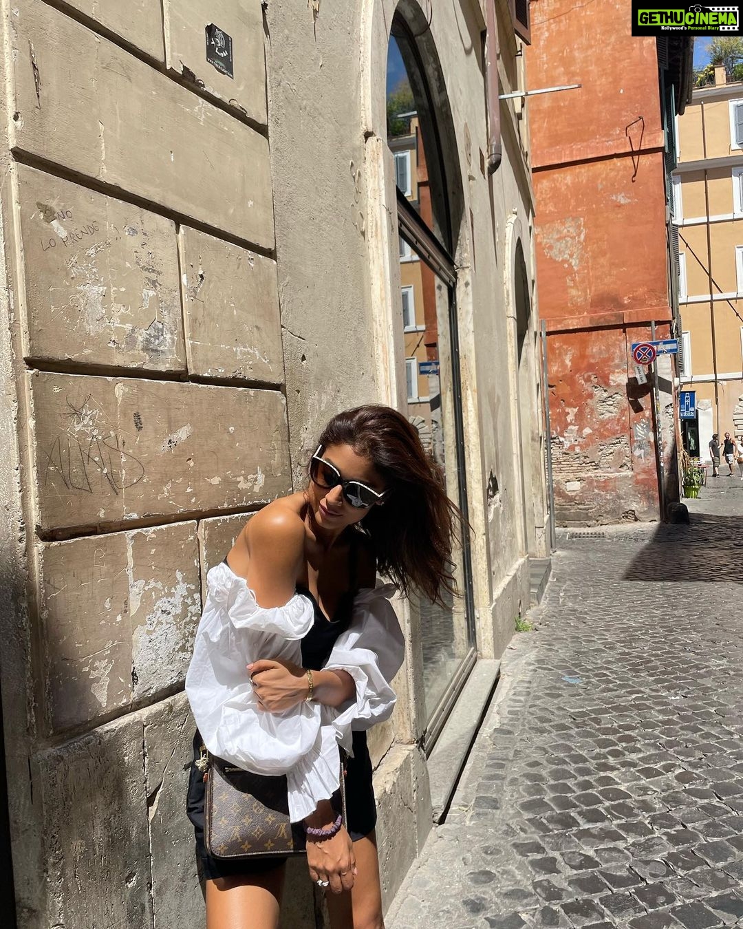 Shriya Saran Instagram - Just like that in Rome , Thank you @gtholidays.in for an amazing holiday . You guys are amazing …. Every thing done so perfectly .!!!!! Spoiled me for life