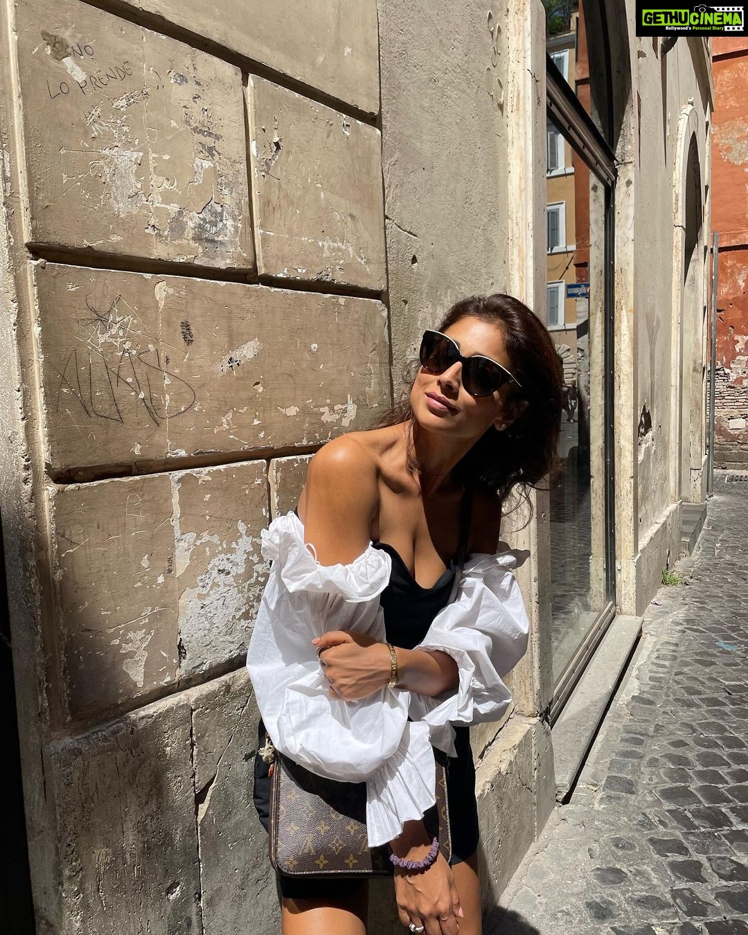 Shriya Saran Instagram - Just like that in Rome , Thank you @gtholidays.in for an amazing holiday . You guys are amazing …. Every thing done so perfectly .!!!!! Spoiled me for life