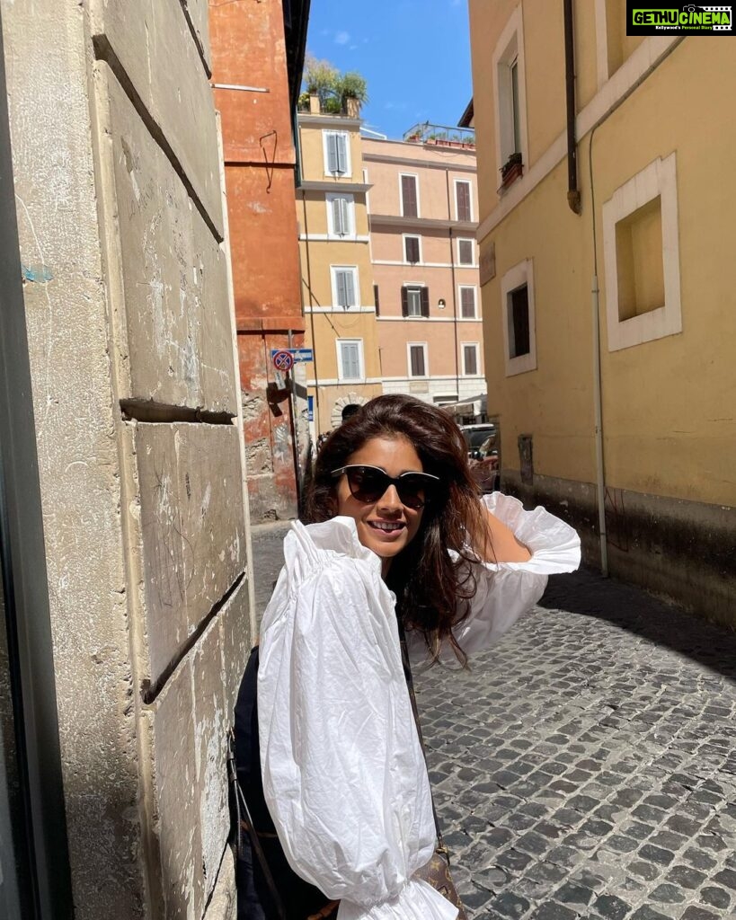 Shriya Saran Instagram - Just like that in Rome , Thank you @gtholidays.in for an amazing holiday . You guys are amazing …. Every thing done so perfectly .!!!!! Spoiled me for life