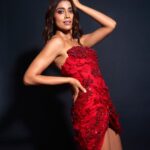 Shriya Saran Instagram - Outfit: @shivanandnarresh Jewellery: @maejewellery x @offbeatmediain Styled by: @sukritigrover Styling Team: @vanigupta.23 @jivikasetpal Styling Intern: @mahek_gada Photographer : @akshay_26 Make up @makeupbymahendra7