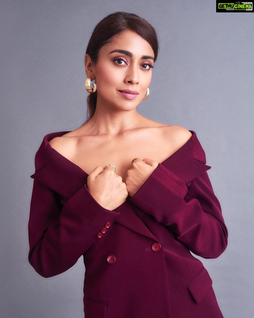 Shriya Saran Instagram - Outfit: @premyabymanishii Jewellery: @e3kjewelry @ishhaara @ascend.rohank Styled by: @sukritigrover Styling Team: @vanigupta.23 @jivikasetpal Styling Intern: @mahek_gada Photographer : @akshay_26 Make up @makeupbymahendra7 This was such a last min look . Thank you @sukritigrover for helping me with this outfit for @middayindia event. . On a rainy Saturday morning poor @vanigupta.23 managed to get this outfit fixed for me …. Thank you to the entire team for being there for me .