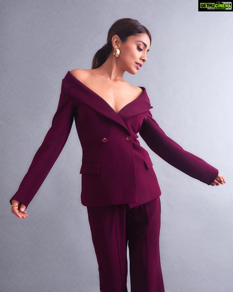 Shriya Saran Instagram - Outfit: @premyabymanishii Jewellery: @e3kjewelry @ishhaara @ascend.rohank Styled by: @sukritigrover Styling Team: @vanigupta.23 @jivikasetpal Styling Intern: @mahek_gada Photographer : @akshay_26 Make up @makeupbymahendra7 This was such a last min look . Thank you @sukritigrover for helping me with this outfit for @middayindia event. . On a rainy Saturday morning poor @vanigupta.23 managed to get this outfit fixed for me …. Thank you to the entire team for being there for me .
