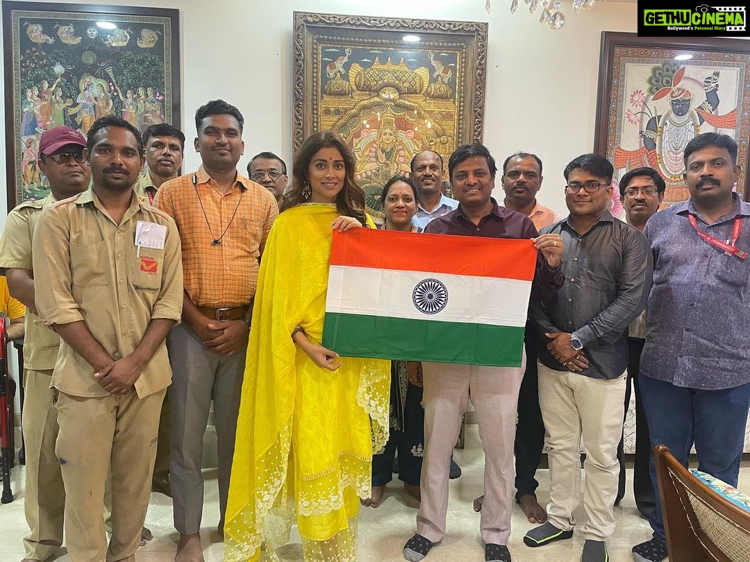 Shriya Saran Instagram - Thank you for honouring me with Out national flag , in Har ghar tiranga initiative by our honourable prime minister Sri @narendramodi ji . It generates a sense of pride for India when you are given the responsibility to have Indian flag in our homes . Grateful , proud and honoured to be a daughter of India .