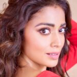 Shriya Saran Instagram - Styled by @sukritigrover Wearing @bblinggbymeghana @minerali_store For @samsoniteindia Shot by @akshay_26 Make up @makeupbymahendra7 Hair @yogitasheth96