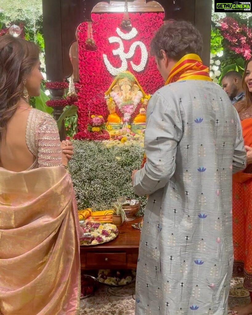 Shriya Saran Instagram - Thank you @mieknathshinde ji for inviting us for Ganapathi puja . Grateful , blessed . @andreikoscheev Photo courtesy @snehzala @vrk_heritage @sithara_kudige @payalsinghal