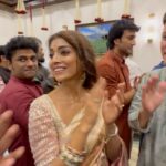 Shriya Saran Instagram - Thank you @mieknathshinde ji for inviting us for Ganapathi puja . Grateful , blessed . @andreikoscheev Photo courtesy @snehzala @vrk_heritage @sithara_kudige @payalsinghal