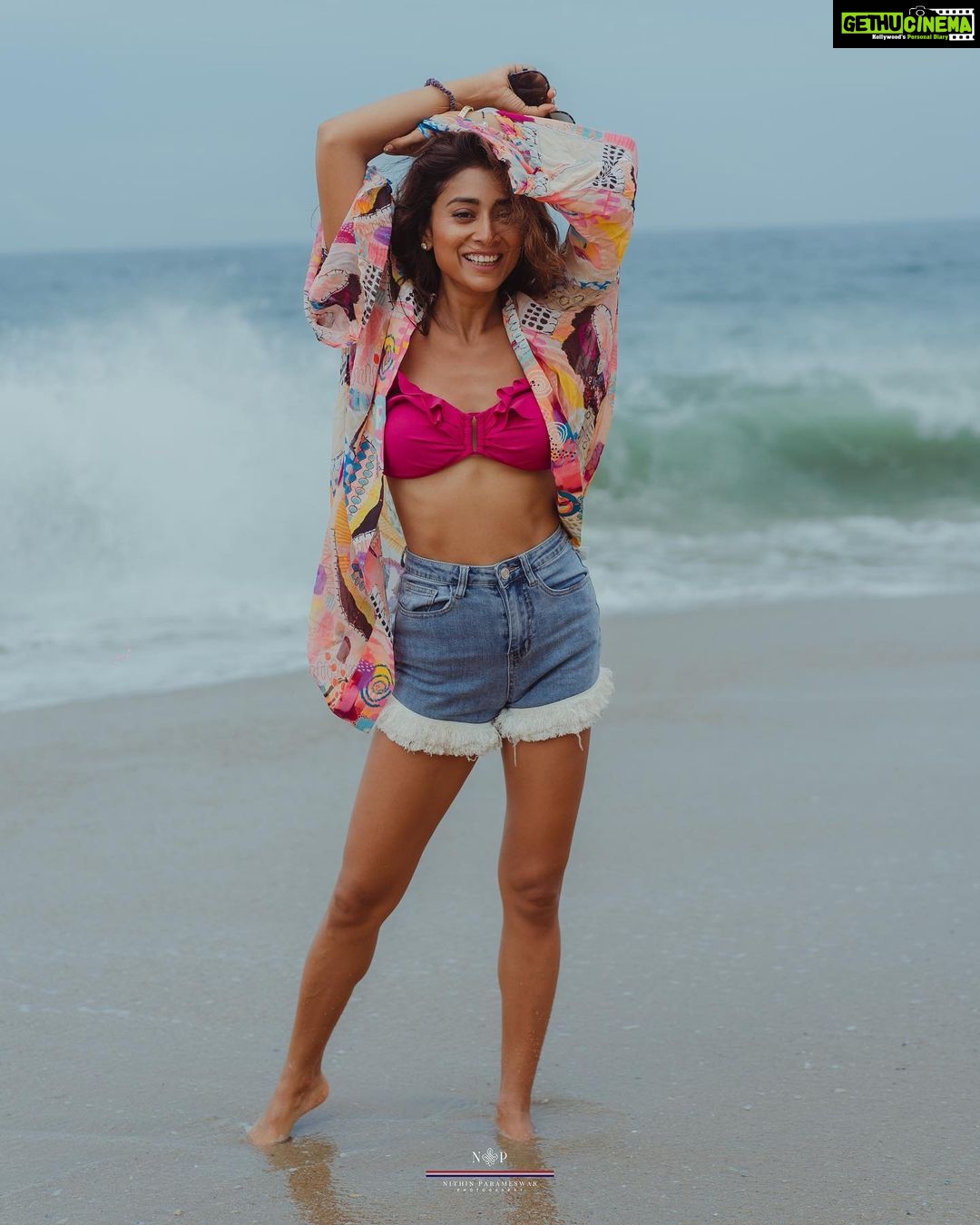 Shriya Saran Instagram - Ocean makes me happy @niraamayawellnessretreats @gtholidays.in @nithinparameswarpl @payalsinghal