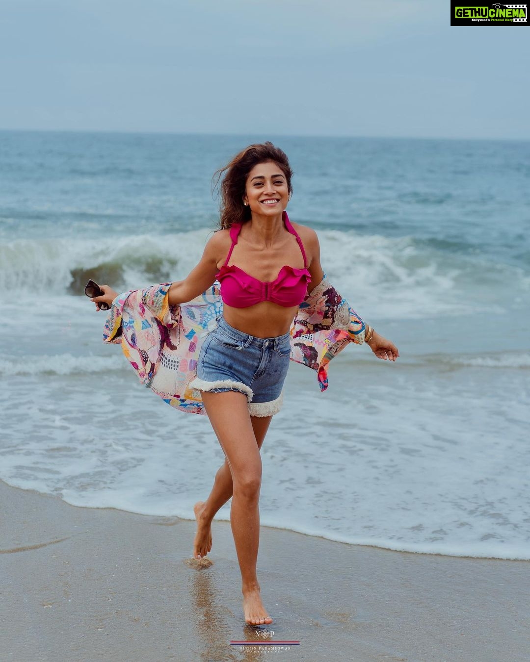 Shriya Saran Instagram - Ocean makes me happy @niraamayawellnessretreats @gtholidays.in @nithinparameswarpl @payalsinghal