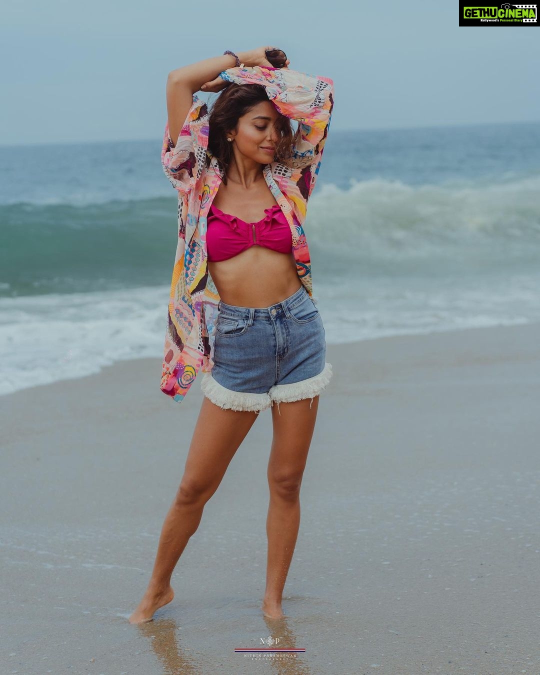 Shriya Saran Instagram - Ocean makes me happy @niraamayawellnessretreats @gtholidays.in @nithinparameswarpl @payalsinghal