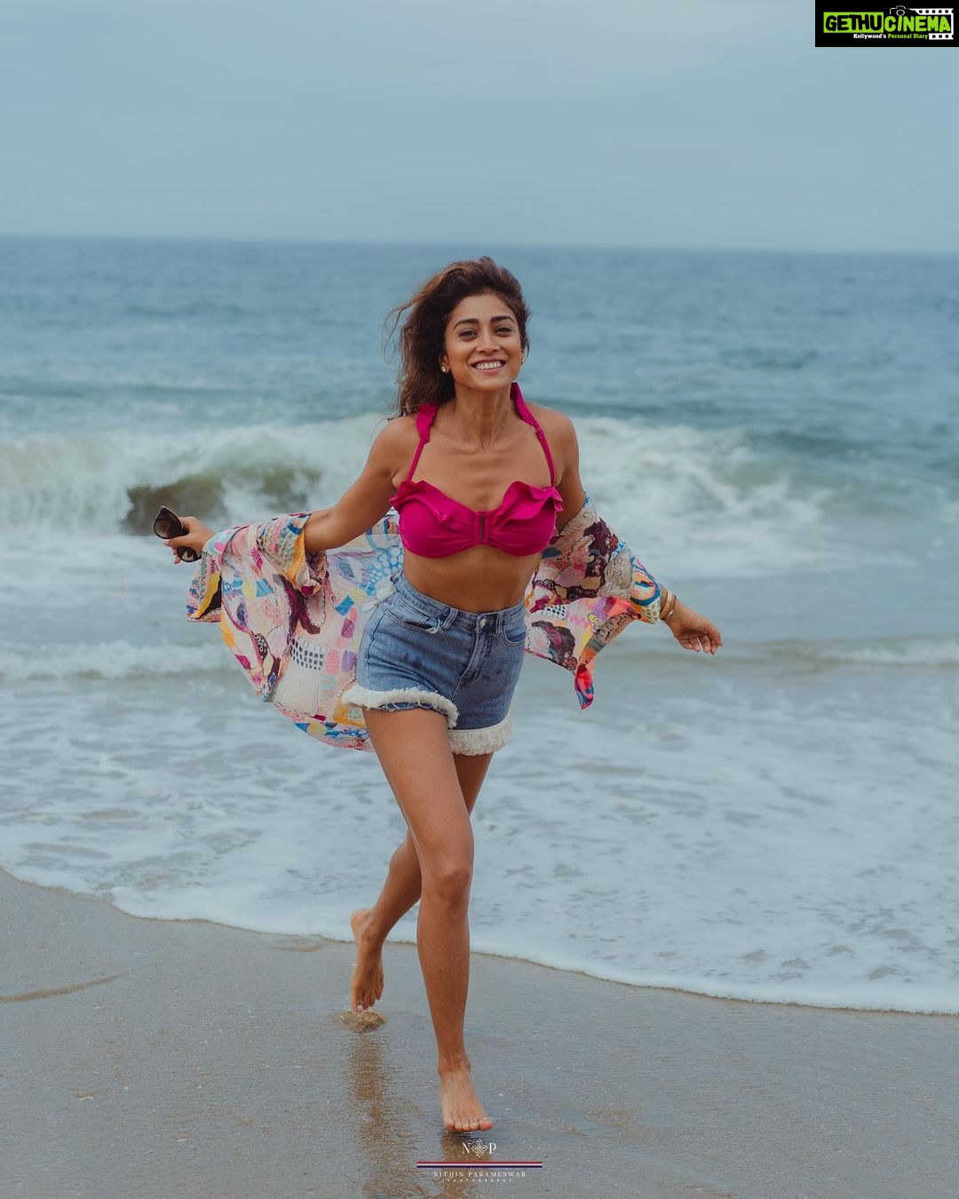 Shriya Saran Instagram - Ocean makes me happy @niraamayawellnessretreats @gtholidays.in @nithinparameswarpl @payalsinghal