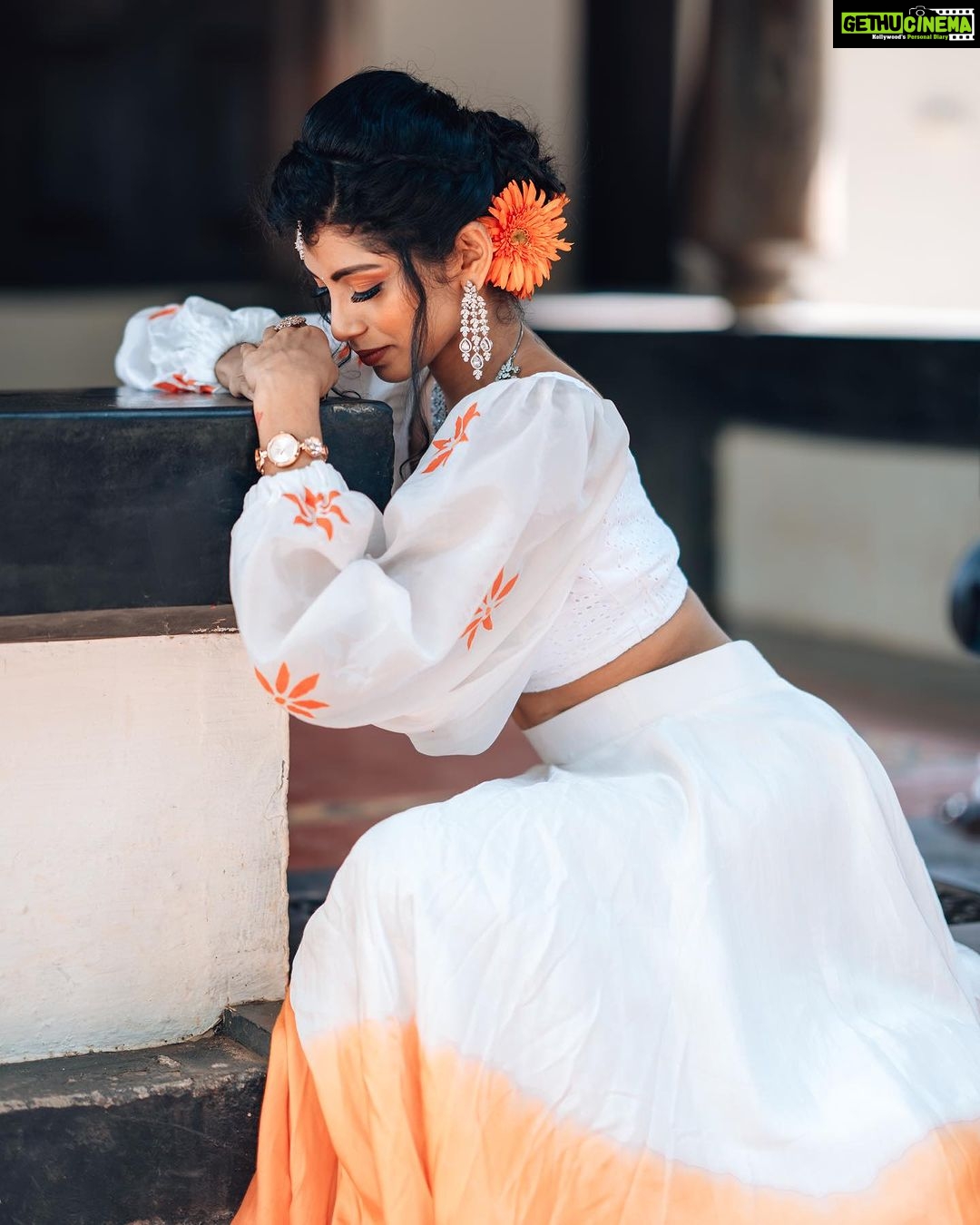 Shruthi Rajanikanth Instagram - 🌻🌻 📸 @picstory_josecharles Mua @ftvsalon.mgroad.kochi @makeupartist_preetkaur Costume @rohinis.designs Ornaments @parakkat_jewels Ernakulam district