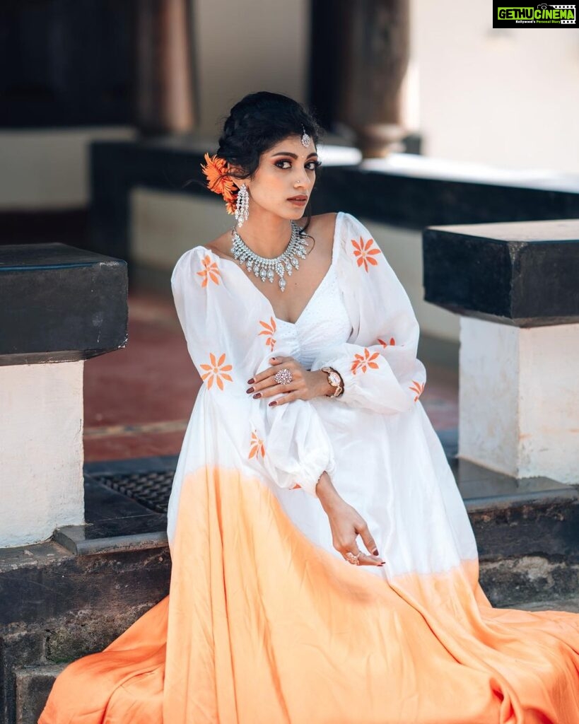 Shruthi Rajanikanth Instagram - 🌻🌻 📸 @picstory_josecharles Mua @ftvsalon.mgroad.kochi @makeupartist_preetkaur Costume @rohinis.designs Ornaments @parakkat_jewels Ernakulam district