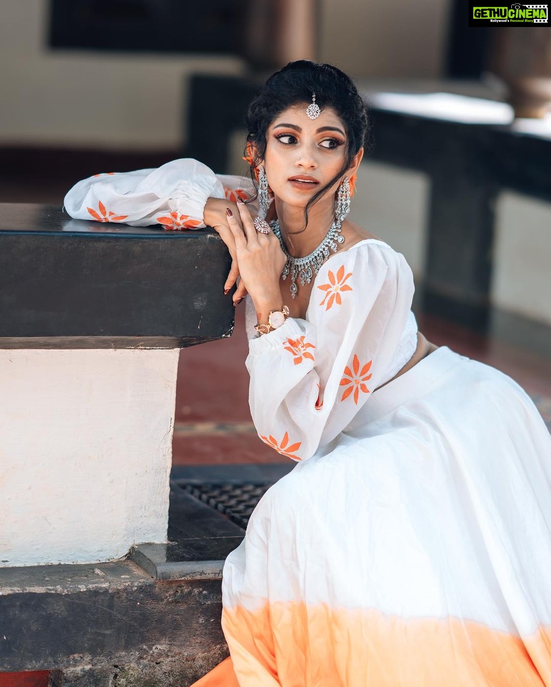 Shruthi Rajanikanth Instagram - 🌻🌻 📸 @picstory_josecharles Mua @ftvsalon.mgroad.kochi @makeupartist_preetkaur Costume @rohinis.designs Ornaments @parakkat_jewels Ernakulam district