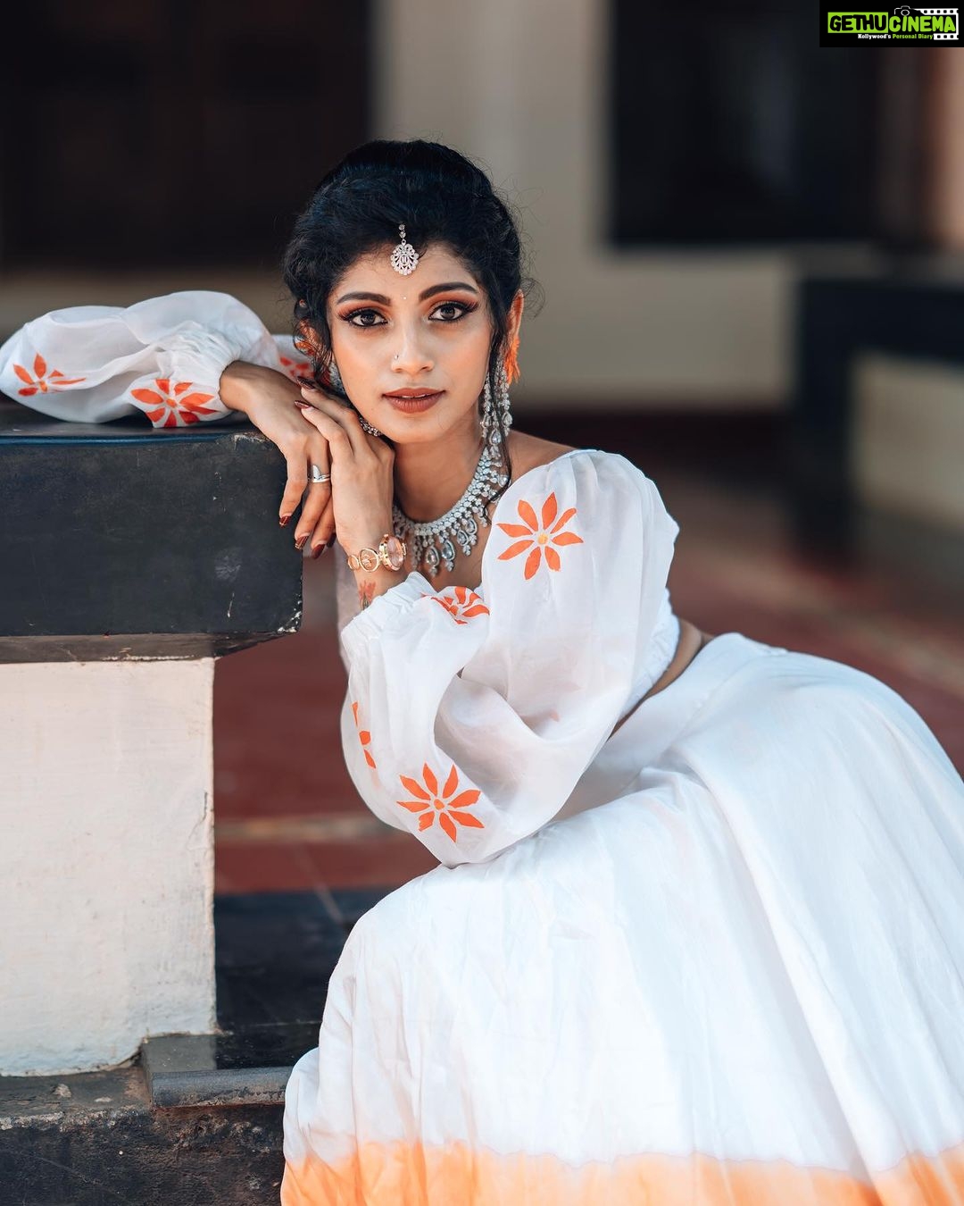 Shruthi Rajanikanth Instagram - 🌻🌻 📸 @picstory_josecharles Mua @ftvsalon.mgroad.kochi @makeupartist_preetkaur Costume @rohinis.designs Ornaments @parakkat_jewels Ernakulam district