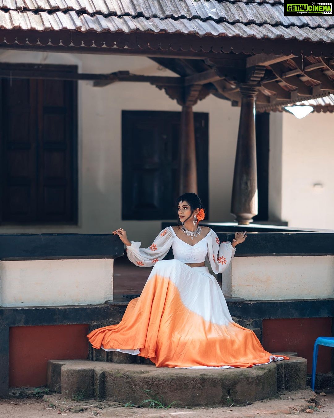 Shruthi Rajanikanth Instagram - 🌻🌻 📸 @picstory_josecharles Mua @ftvsalon.mgroad.kochi @makeupartist_preetkaur Costume @rohinis.designs Ornaments @parakkat_jewels Ernakulam district