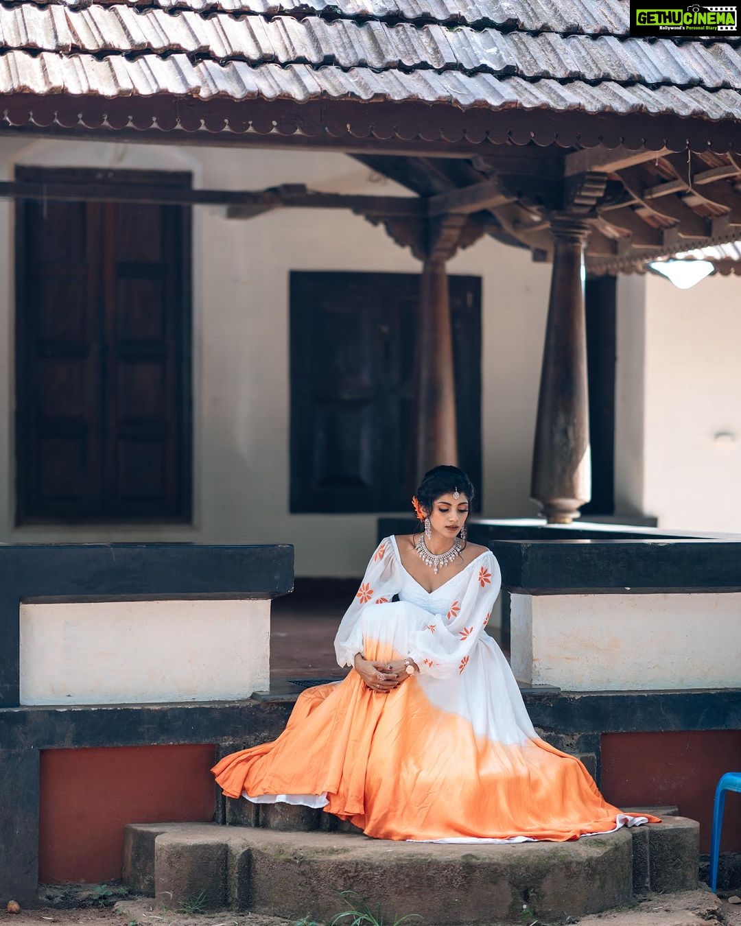 Shruthi Rajanikanth Instagram - 🌻🌻 📸 @picstory_josecharles Mua @ftvsalon.mgroad.kochi @makeupartist_preetkaur Costume @rohinis.designs Ornaments @parakkat_jewels Ernakulam district