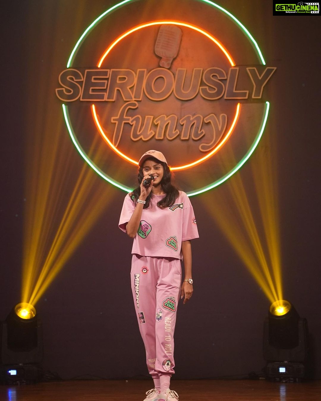 Shruthi Rajanikanth Instagram - Something #seriouslyfunny is cooking 🧑🍳😂 thank you @imvishnuashok ❤️ @mazhavilmanoramatv