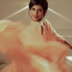 Shruthi Rajanikanth Instagram - Thumko paya ho tho jaise khoya hu 💋❤️ 📸 @nomadic_frames @_sree_hari_ds_ makeup @arun_pra.kash costume @laagire location @muacafecochin cam ass @_vishnu__k_s__ @the_______survivor Kakkanad, India