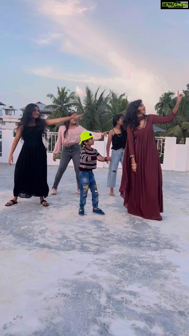 Shruthi Rajanikanth Instagram - Bit late for the trend but it’s not like we took forever 😻 @raihu__raihu @shaha_raihu @lakshmiunnikrishnan__ @shruthi_rajanikanth Chakkaraparambu