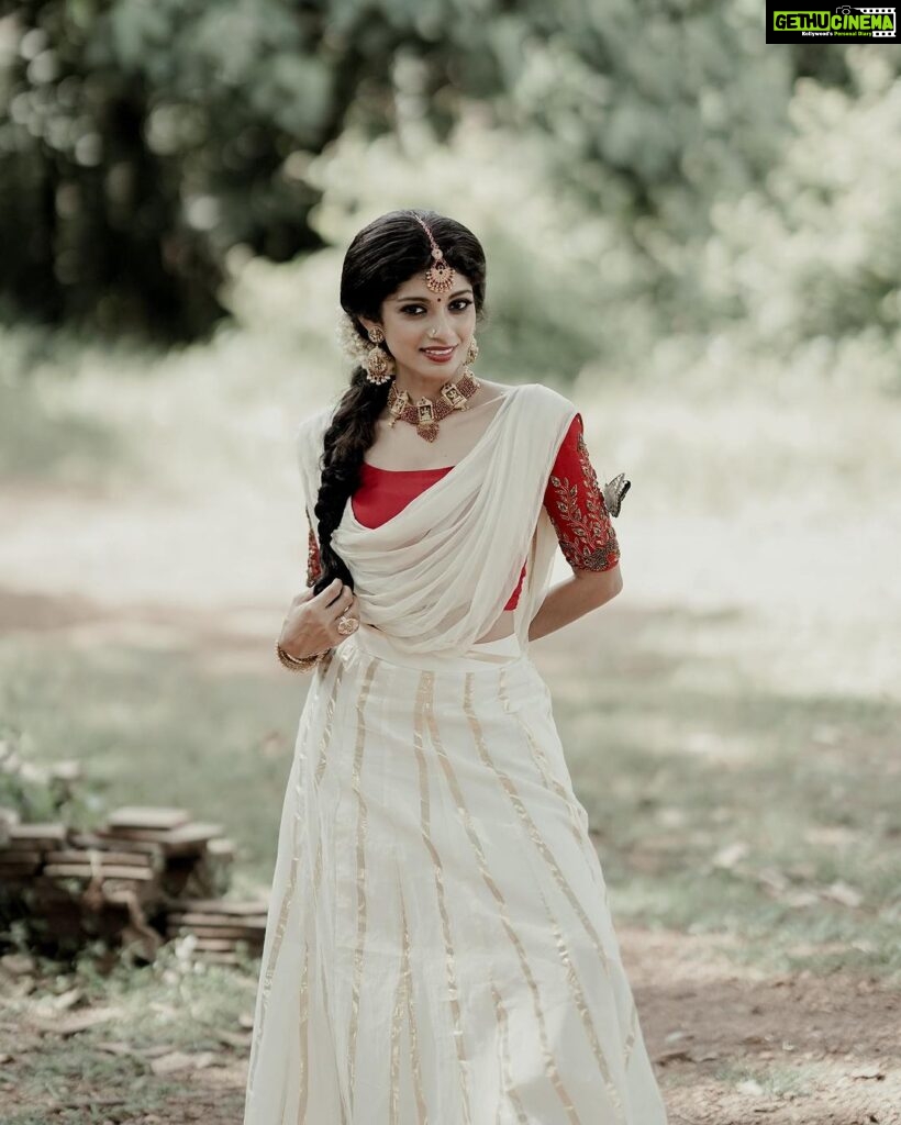 Shruthi Rajanikanth Instagram - Happy and prosperous onam to all 🌾🌻🌱 📸 @athuldev._ Mua @nobles_makeover Ornaments @adorebypriyanka Styled by @styledbysavu Colouring @the_______survivor Hill Palace Museum